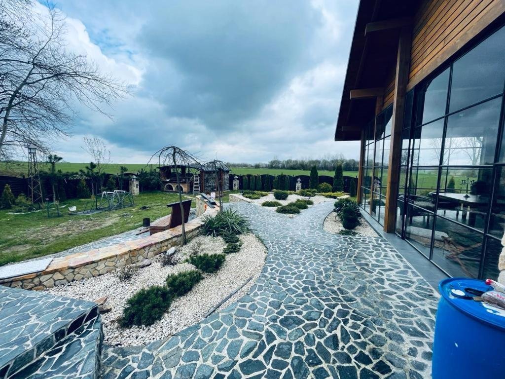 Kamienny chodnik przez ogród dworku