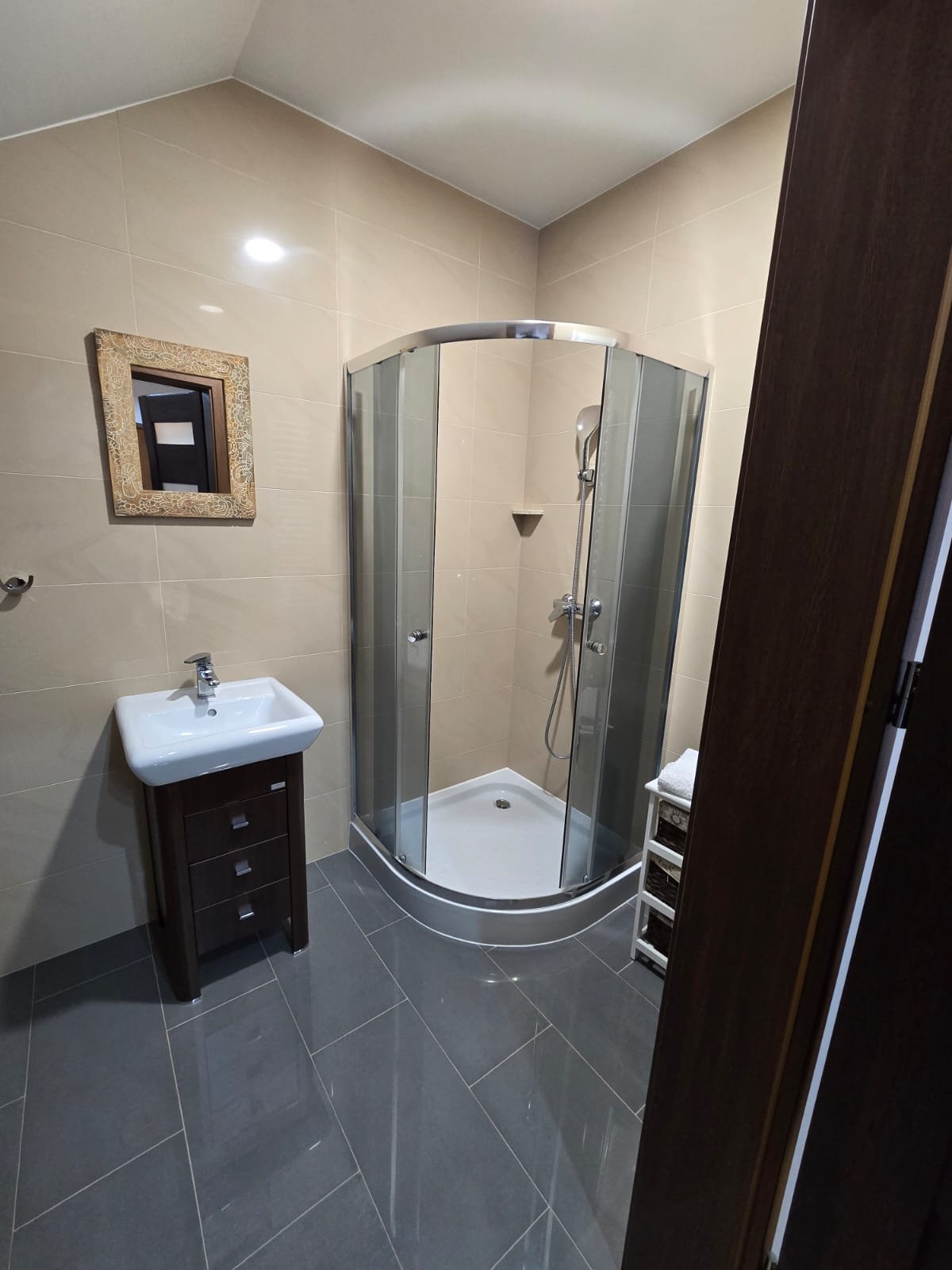 Prywatna łazienka z prysznicem i lustrem w ramie