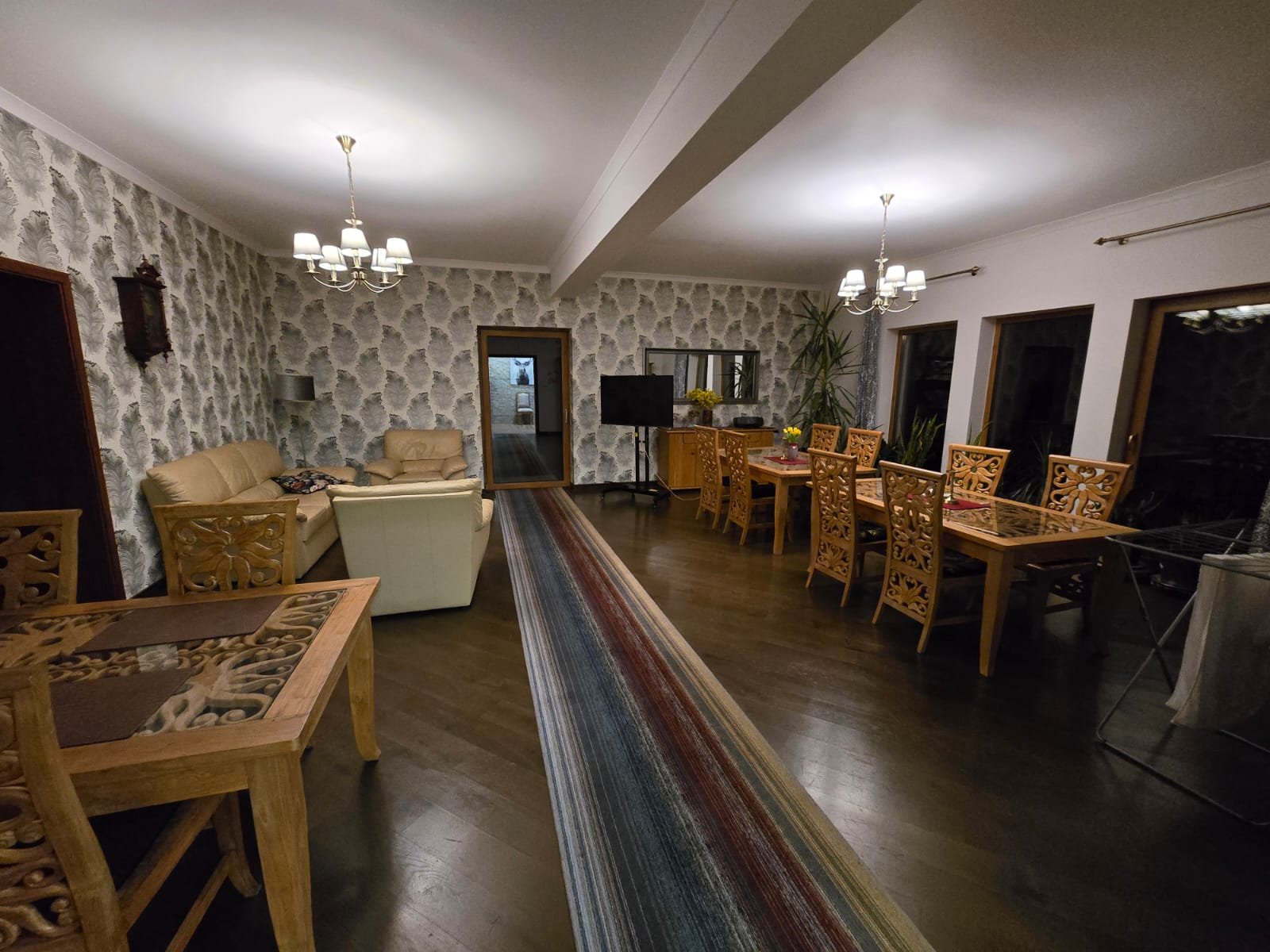 Salon z fotelami i jadalnia w dworku Siwy Las