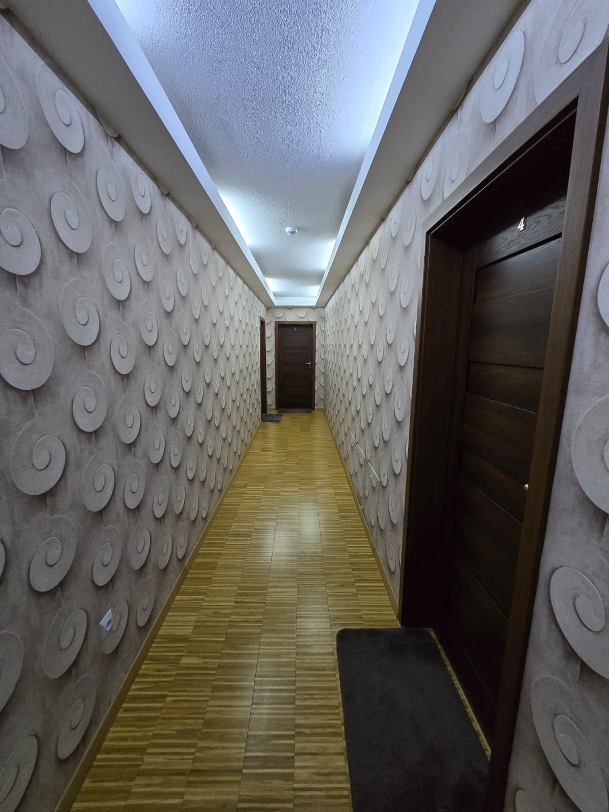 Dekoracyjny korytarz z 3D panelami ściennymi